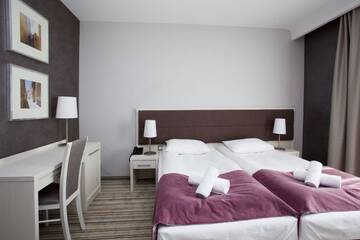 Фото номера Улучшенный двухместный номер с 2 отдельными кроватями Отель Hotel Kristoff г. Łaszków 3