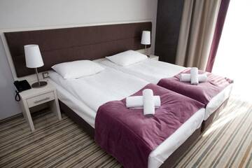 Фото номера Улучшенный двухместный номер с 2 отдельными кроватями Отель Hotel Kristoff г. Łaszków 2