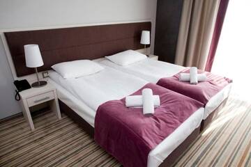 Фото номера Улучшенный двухместный номер с 2 отдельными кроватями Отель Hotel Kristoff г. Łaszków 6